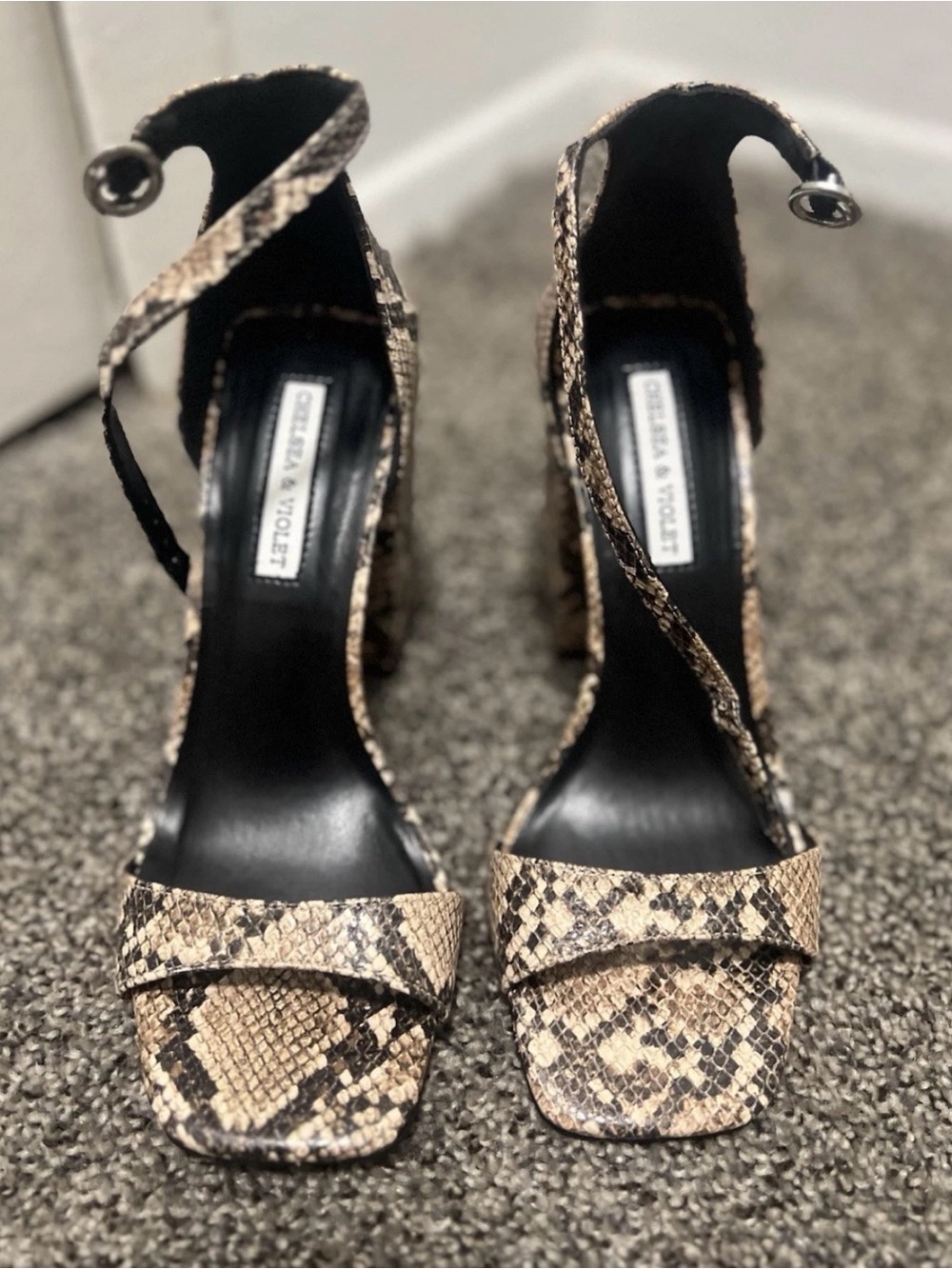 Chelsea & Violet Snakeskin Block Heel Sandals in Beige and Black Size 7